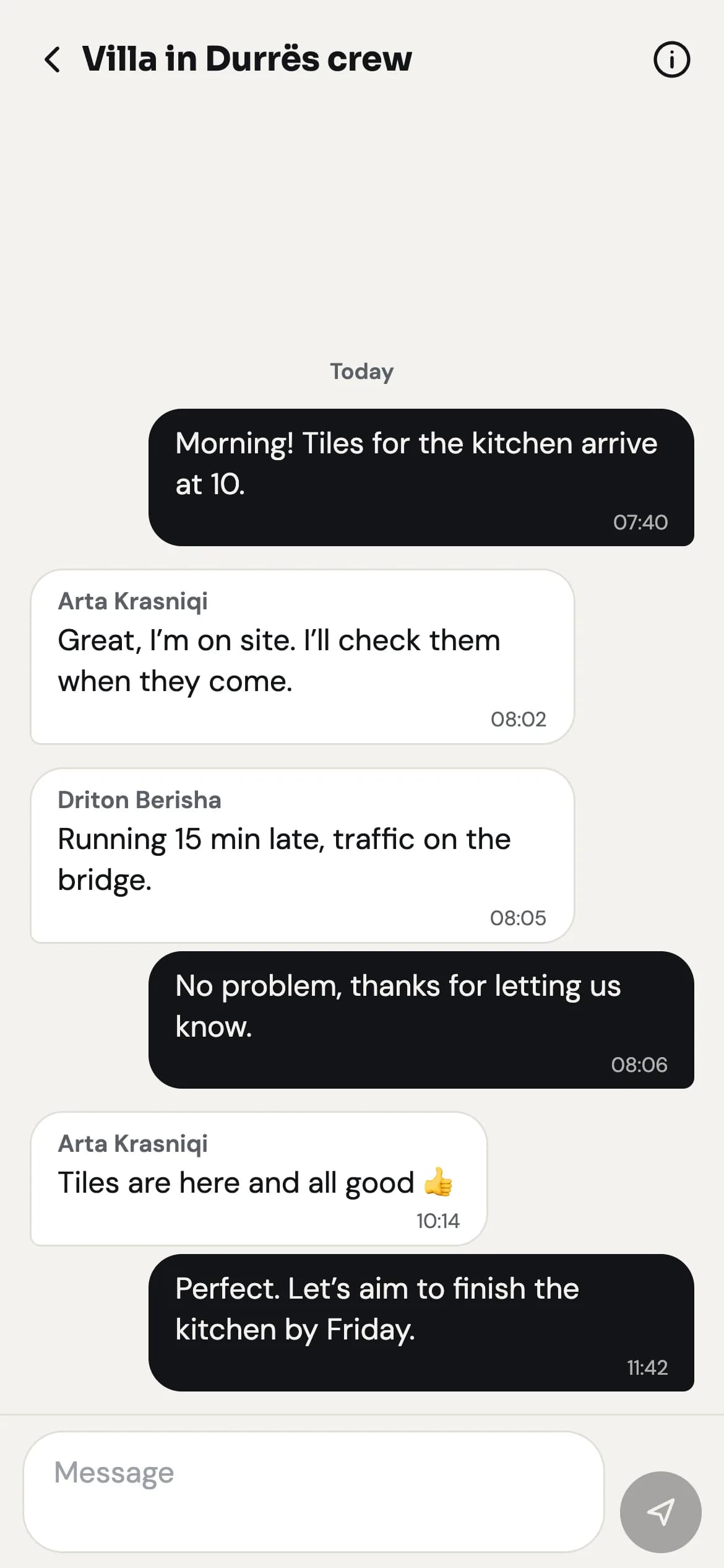 Një grup chat-i i ekipit në aplikacionin HyrDal